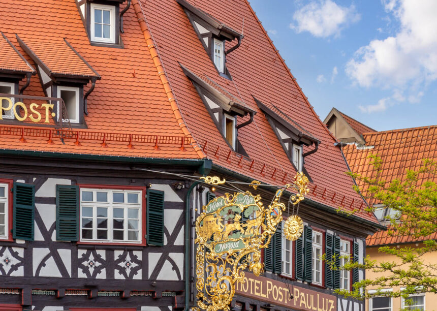 Alte Post in Nagold nach Sanierung ein Schmuckstück mit Bibern im Segmentschnitt mit goldenem Schild des Hotels.