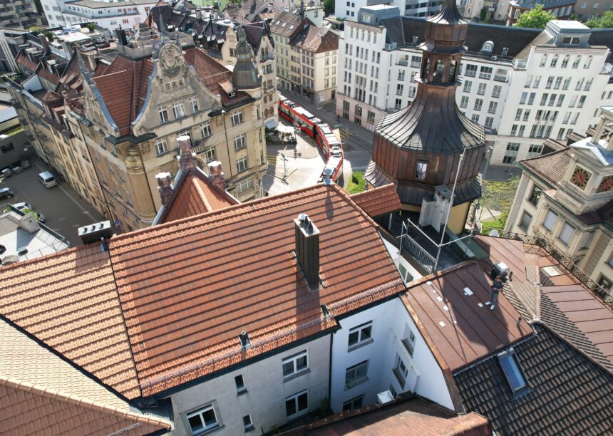 Drohnenbild von denkmalgeschütztem Haus mit hochmodernem Dach, Solarziegel Stylist-PV mit Autarq