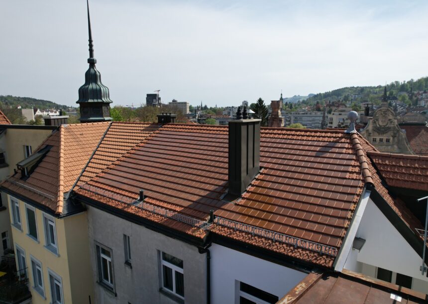 Mitten in der Stadt: Denkmalgeschütztes Haus mit hochmodernem Dach, Solarziegel Stylist-PV mit Autarq