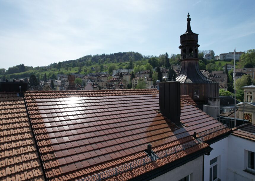 Dachansicht von denkmalgeschütztem Haus mit hochmodernem Dach, Solarziegel Stylist-PV mit Autarq