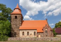 Kirche mit Biberschwanzziegel Sechseck in naturrot plus gedeckt