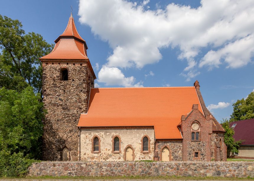 Kirche mit Biberschwanzziegel Sechseck in naturrot plus gedeckt
