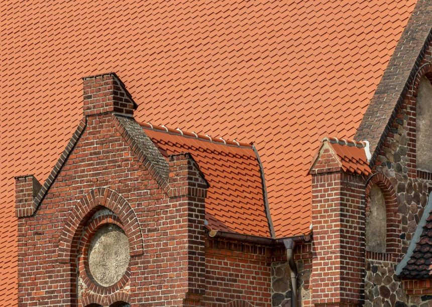 Dach einer Kirche mit süddeutschem Biber Sechseck in naturrot plus gedeckt