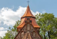 Kirchenturm mit Biberschwanzziegel in naturrot plus gedeckt