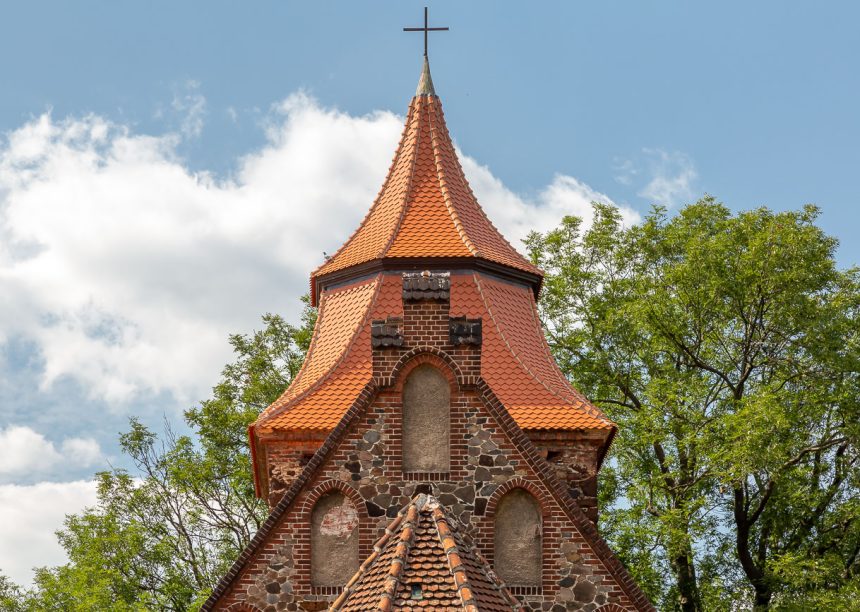 Kirchenturm mit Biberschwanzziegel in naturrot plus gedeckt