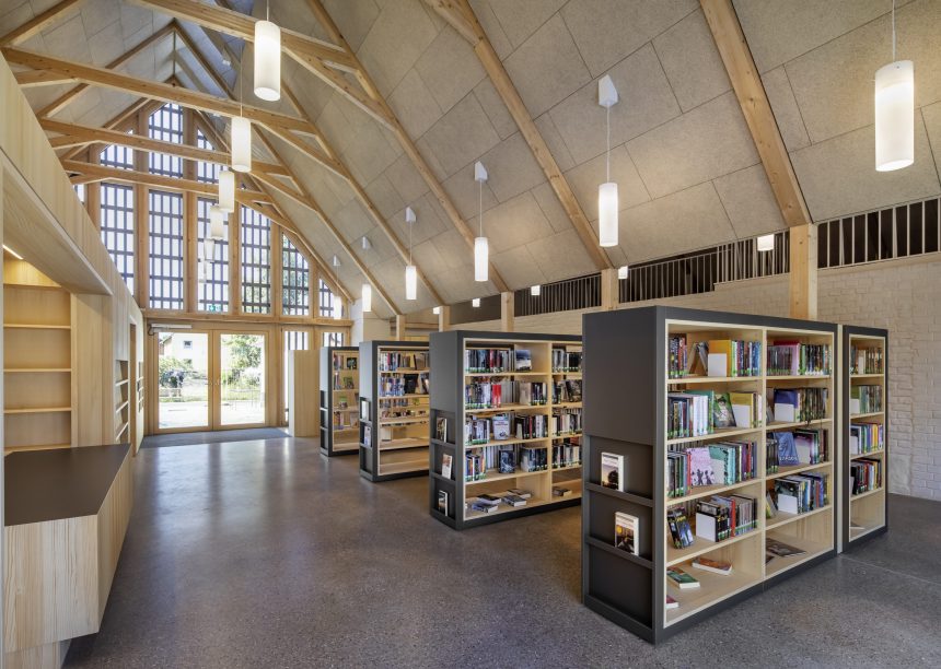 Bücherei mit Biberschwanzziegel dunkelbraun