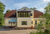 Villa mit maronenbraunem Berliner Biber