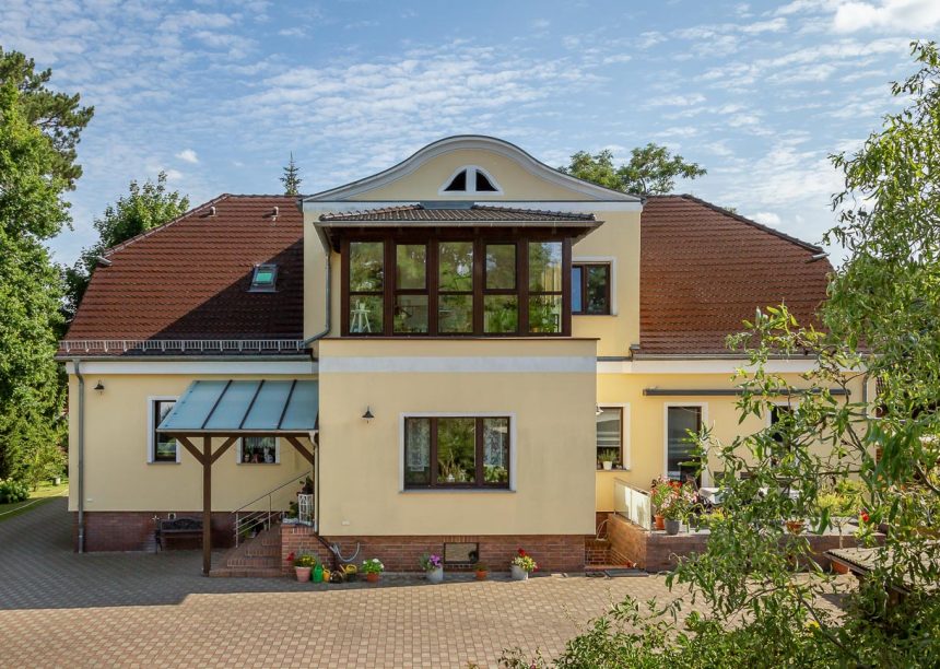 Villa mit maronenbraunem Berliner Biber