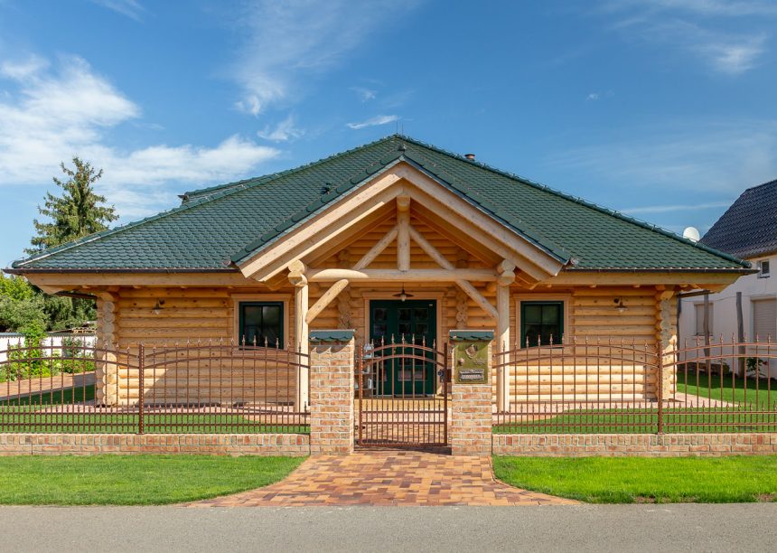 Frontalansicht eines Holzhauses mit Biberschwanzziegel in tannengrün
