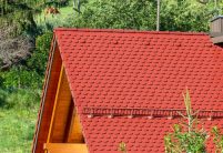 Bauernhaus mit Fachwerk, auf dem Dach der Biberschwanzziegel in edelmarone