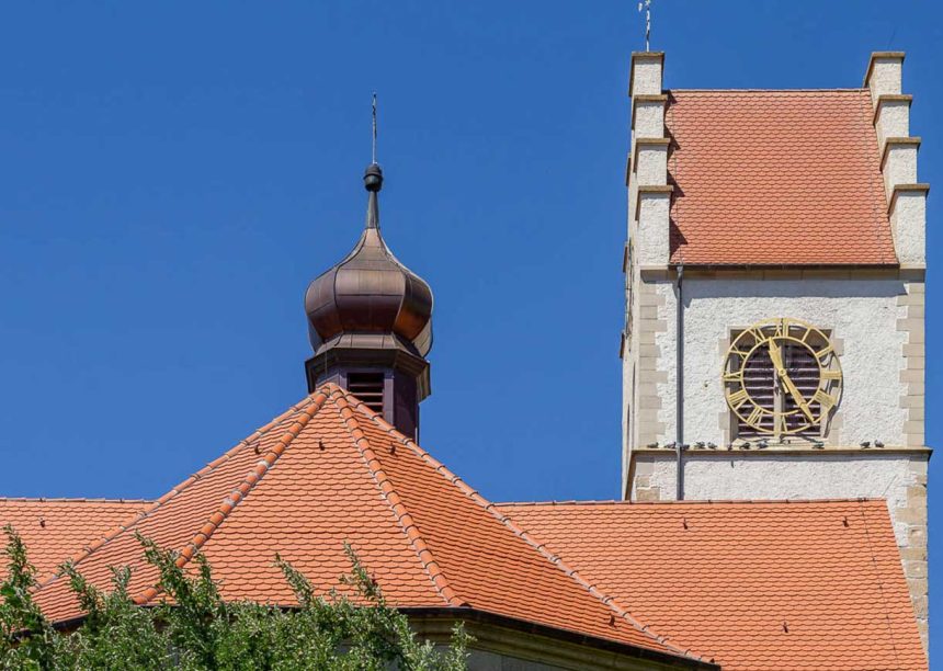 Kirche St. Laurentius mit Biberschwanzziegeln in naturrot