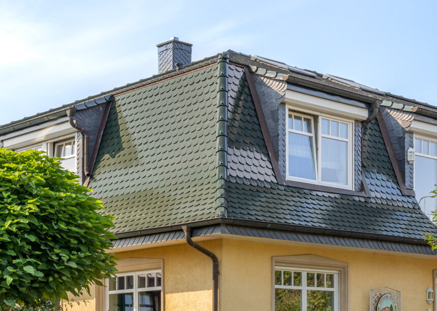 Schräge Ansicht eines Daches mit Biberschwanzziegle in tannengrün