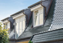 Schräge Ansicht eines Daches mit Biberschwanzziegle in tannengrün