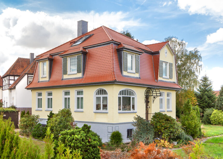 Einfamilienhaus mit Mansarddach, gedeckt mit Biberschwanzziegel in rotbraun