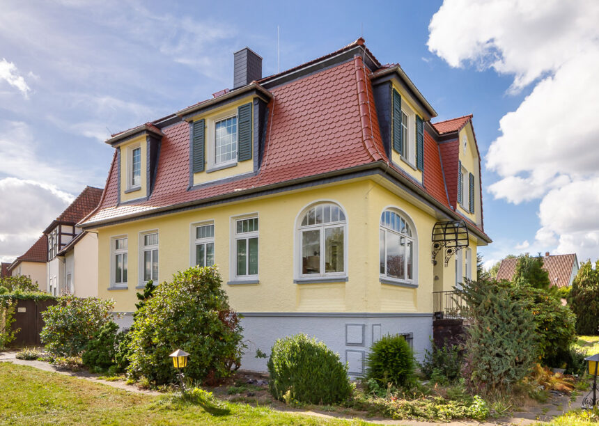 Einfamilienhaus mit Mansarddach, gedeckt mit Biberschwanzziegel in rotbraun