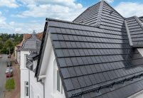 Tolle Stadtvilla mit Solarziegel Stylist-PV in edelspacegrau mit Fokus auf den seitlichen Dachabschluss