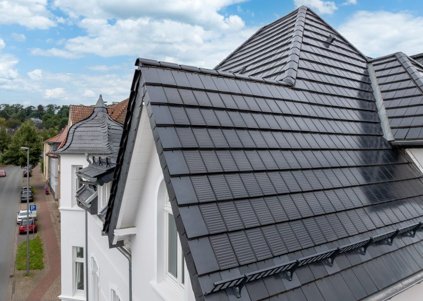 Tolle Stadtvilla mit Solarziegel Stylist-PV in edelspacegrau mit Fokus auf den seitlichen Dachabschluss