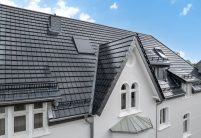 Tolle Stadtvilla mit Solarziegel Stylist-PV in edelspacegrau mit Fokus auf die Gaube und Dachfläche