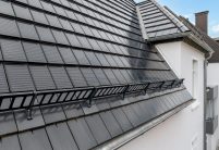 Tolle Stadtvilla mit Solarziegel Stylist-PV in edelspacegrau und Fokus auf unser Nicht-keramisches Zubehör Schneefanggitter