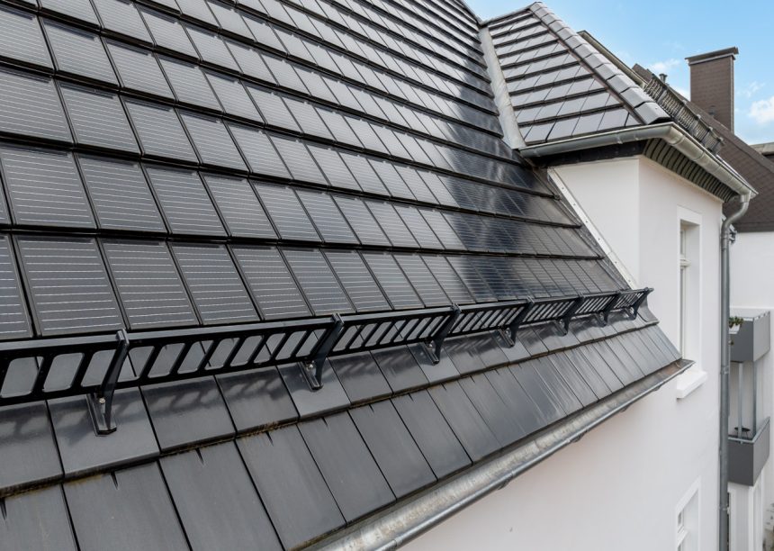 Tolle Stadtvilla mit Solarziegel Stylist-PV in edelspacegrau und Fokus auf unser Nicht-keramisches Zubehör Schneefanggitter