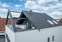 Einfamilienhaus mit Flachdachziegel J11v in edelschwarz mit Dachterrasseneinblick