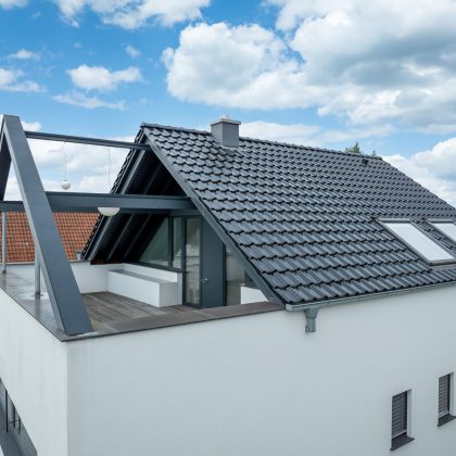 Einfamilienhaus mit Flachdachziegel J11v in edelschwarz mit Dachterrasseneinblick