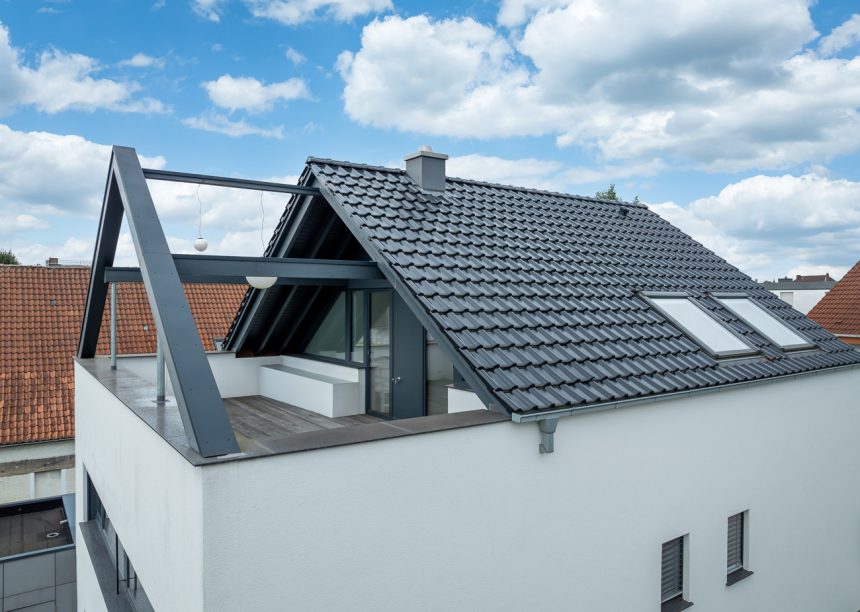 Einfamilienhaus mit Flachdachziegel J11v in edelschwarz mit Dachterrasseneinblick