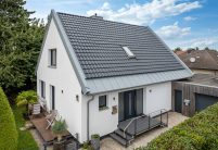 Einfamilienhaus mit spacegrauen Satteldach mit Fokus auf dem Eingangsbereich