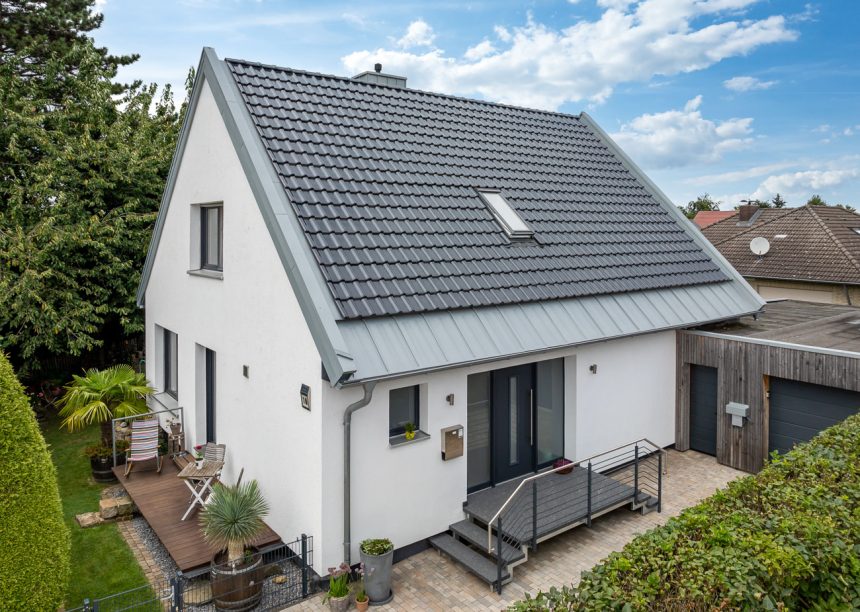 Einfamilienhaus mit spacegrauen Satteldach mit Fokus auf dem Eingangsbereich