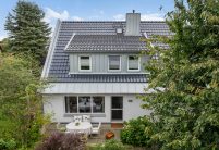 Einfamilienhaus mit spacegrauen Satteldach mit Terrasseneinblick