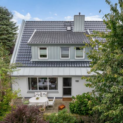 Einfamilienhaus mit spacegrauen Satteldach mit Terrasseneinblick