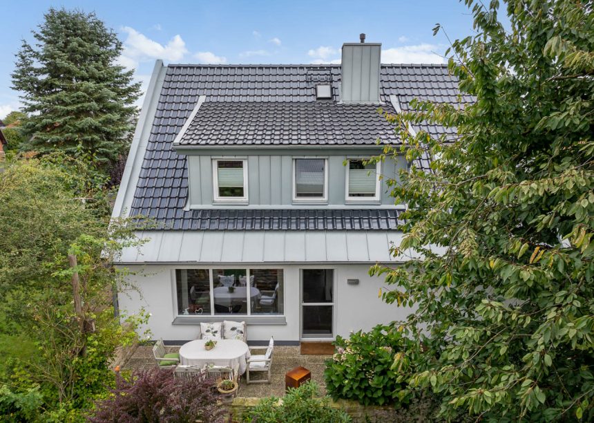 Einfamilienhaus mit spacegrauen Satteldach mit Terrasseneinblick