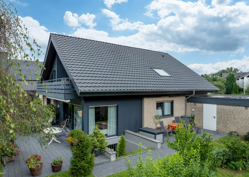 Saniertes Klinkerhaus mit Klassiker J11v im modernen altschwarz auf dem Satteldach