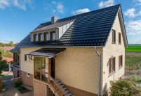 Saniertes Einfamilienhaus mit Trendziegel J160 und J160-PV Indach-Modul, die leistungsstarke PV-Lösung, in der Gesamtansicht mit Eingangsbereich