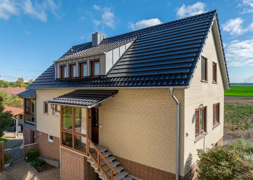 Saniertes Einfamilienhaus mit Trendziegel J160 und J160-PV Indach-Modul, die leistungsstarke PV-Lösung, in der Gesamtansicht mit Eingangsbereich