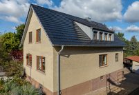 Saniertes Einfamilienhaus mit Trendziegel J160 und J160-PV Indach-Modul, die leistungsstarke PV-Lösung, auf dem Satteldach in der Gesamtansicht