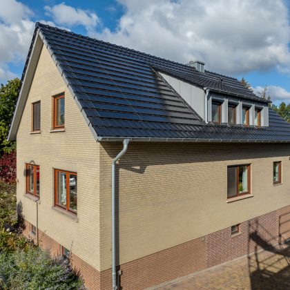 Saniertes Einfamilienhaus mit Trendziegel J160 und J160-PV Indach-Modul, die leistungsstarke PV-Lösung, auf dem Satteldach in der Gesamtansicht