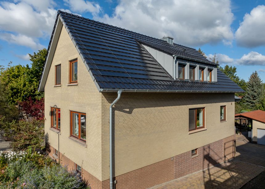 Saniertes Einfamilienhaus mit Trendziegel J160 und J160-PV Indach-Modul, die leistungsstarke PV-Lösung, auf dem Satteldach in der Gesamtansicht