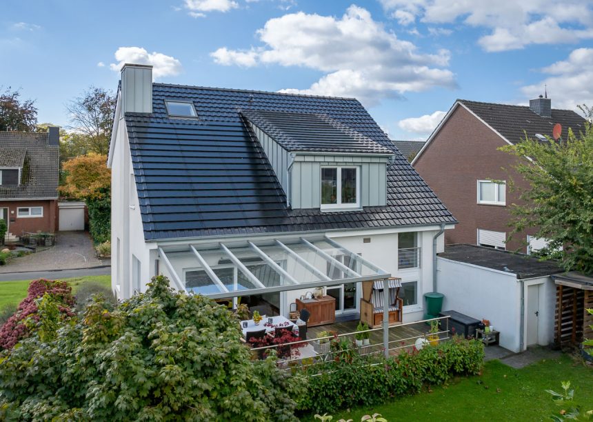 Saniertes Wohnhaus mit Wintergarten und stilvoller PV Indach Anlage mit Garteneinblick