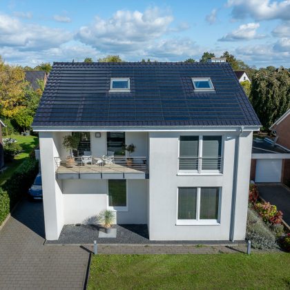 Saniertes Wohnhaus mit Wintergarten und stilvoller PV Indach Anlage in der Gesamtansicht