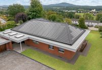 Top sanierter Bungalow mit J160-PV Modulen von Jacobi und Trendziegel J160, hier in der Gesamtansicht.