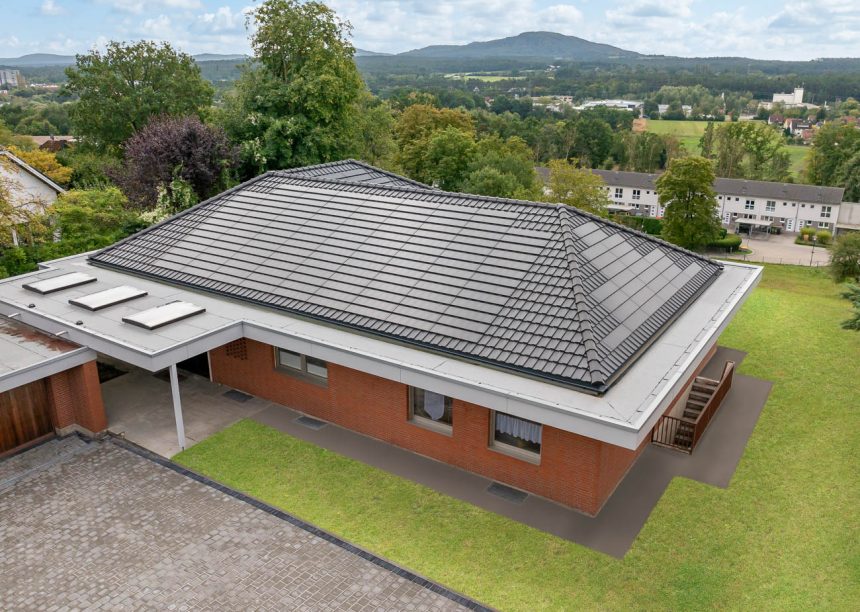 Top sanierter Bungalow mit J160-PV Modulen von Jacobi und Trendziegel J160, hier in der Gesamtansicht.