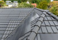 Top sanierter Bungalow mit J160-PV Modulen von Jacobi und Trendziegel J160, hier die Walmkappe im Fokus.