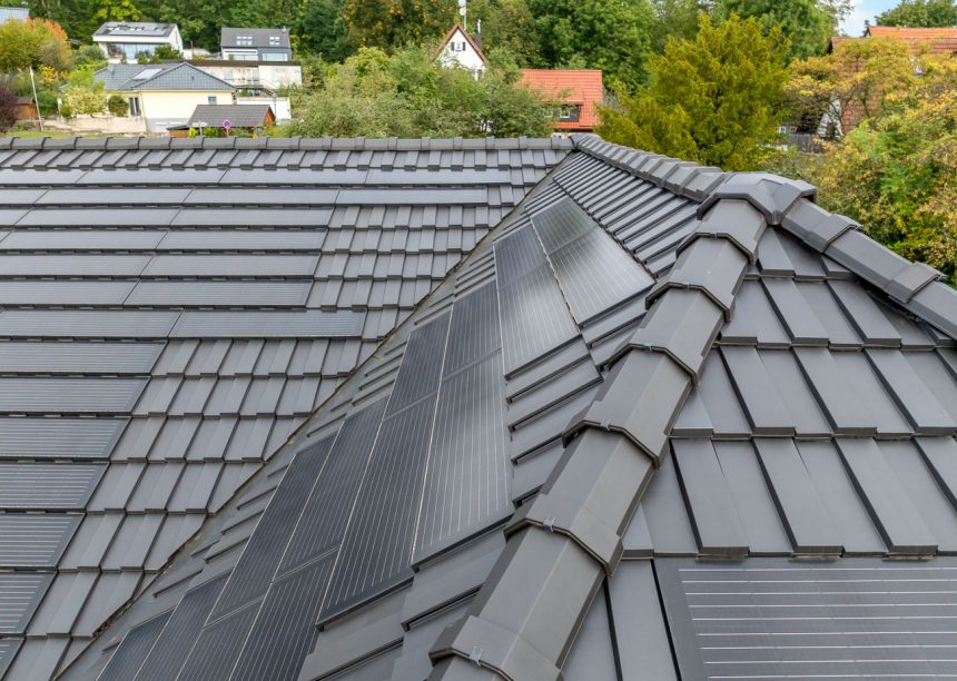 Top sanierter Bungalow mit J160-PV Modulen von Jacobi und Trendziegel J160, hier die Walmkappe im Fokus.