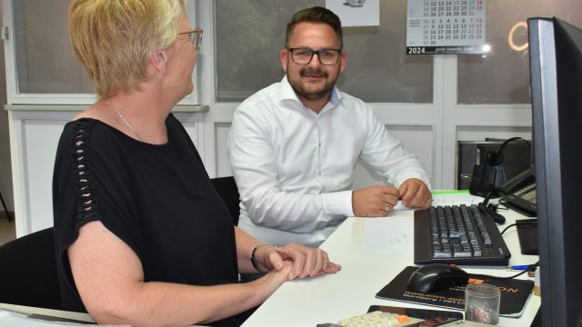 Fachberater im Gespräch mit Verkaufsinnendienst