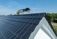 Mehrfamilienhaus mit Solarziegel Stylist-PV in edelspacegrau, mit den Ortgangsziegeln im Fokus