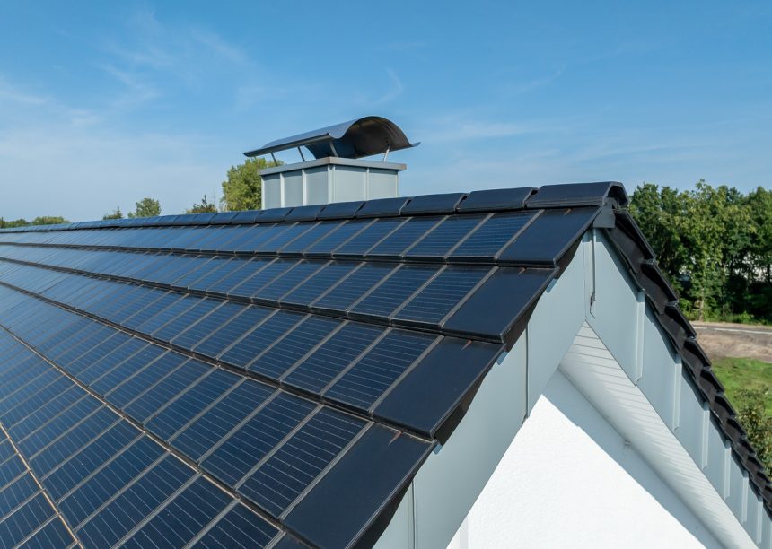 Mehrfamilienhaus mit Solarziegel Stylist-PV in edelspacegrau, mit den Ortgangsziegeln im Fokus