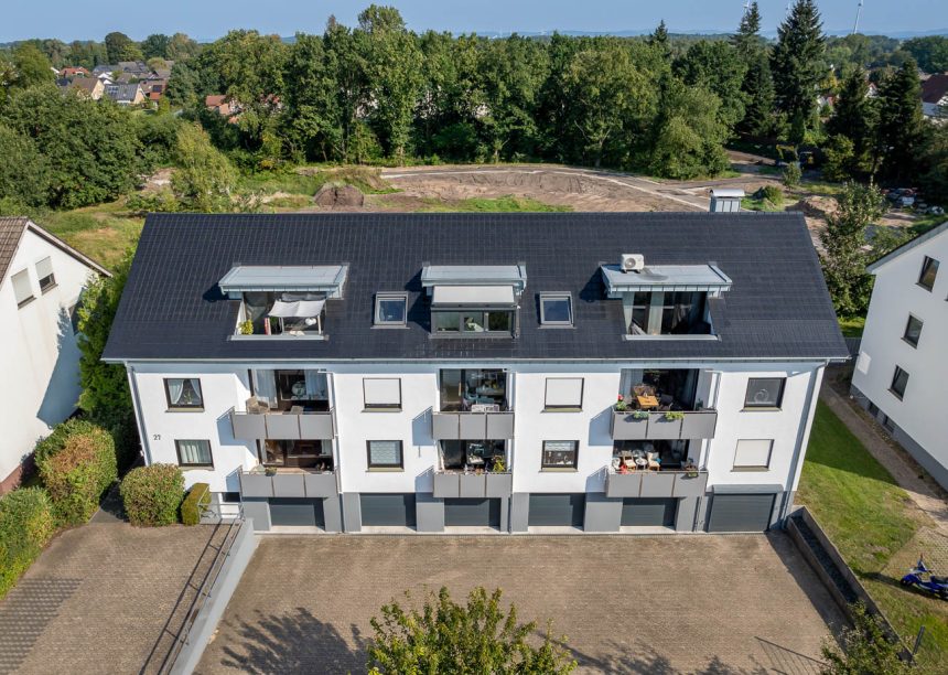 Mehrfamilienhaus mit Solarziegel Stylist-PV in edelspacegrau, in der Gesamtansicht mit Balkoneinsicht