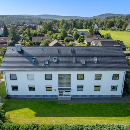 Mehrfamilienhaus mit Solarziegel Stylist-PV in edelspacegrau, in der Gesamtansicht mit toller Landschaft