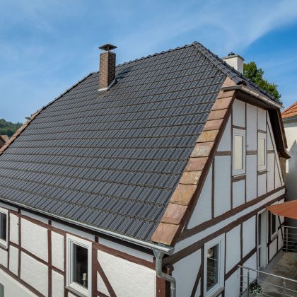 Saniertes Fachwerkhaus mit Tradition in samtschwarz mit Dachterrasseneinblick